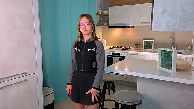 SharriDobes online show from December 3, 2025, 3:54 pm