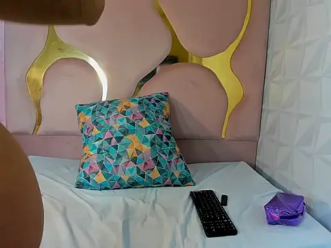 peachrouge online show from December 17, 2025, 8:37 pm