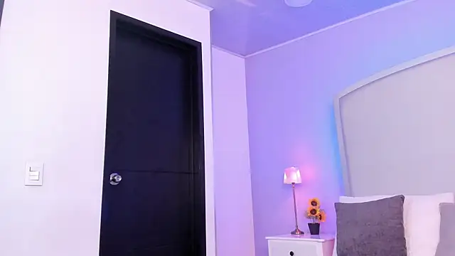 salome moon  online show from December 22, 2025, 11:51 am