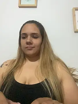 Snapshot of LoreinnFox chatting on April 25, 2026, 4:04 am LoreinnFox online show from April 25, 2026, 4:04 am