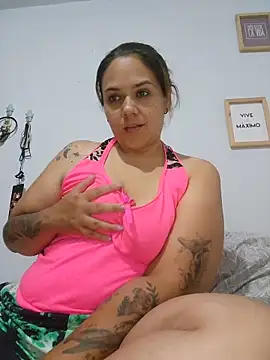 Snapshot of LoreinnFox chatting on May 20, 2026, 3:56 am LoreinnFox online show from May 20, 2026, 3:56 am