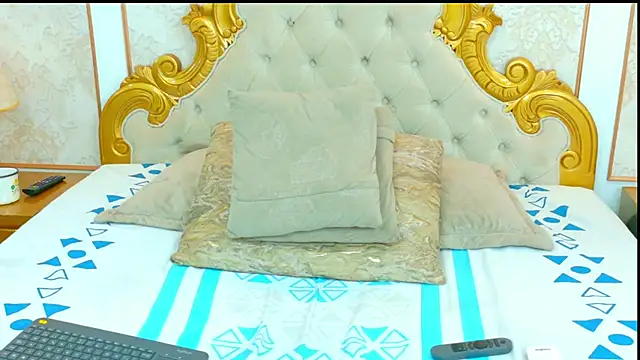 ScarletBenson online show from December 4, 2025, 1:20 pm