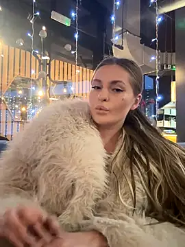 MilenaLuxury online show from November 28, 2025, 3:04 pm