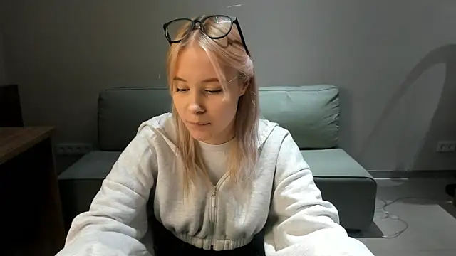 AunclreaVache online show from November 29, 2025, 10:18 am