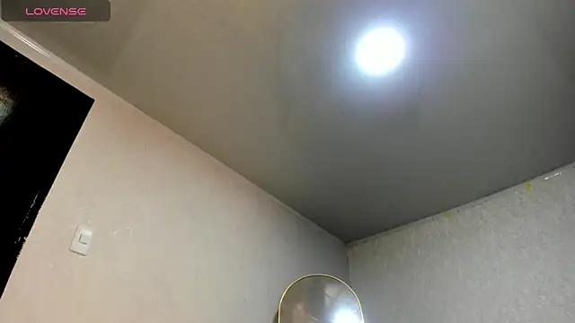 Snapshot of Brizza_H033 chatting on April 22, 2026, 9:05 pm Brizza H033 online show from April 22, 2026, 9:05 pm