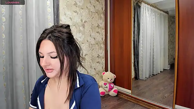 emmaledysss online show from November 29, 2025, 4:43 pm