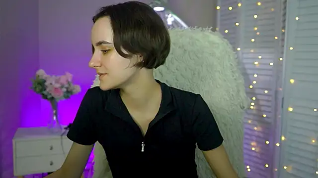 KateWillows online show from December 2, 2025, 12:21 pm