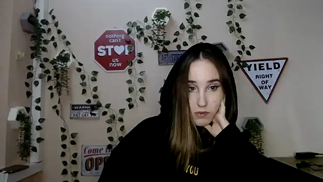 Moon  Lily online show from December 1, 2025, 2:55 pm