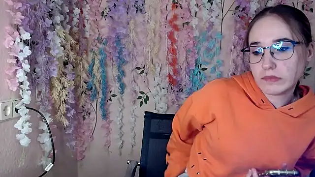 Moon  Lily online show from December 2, 2025, 3:18 pm