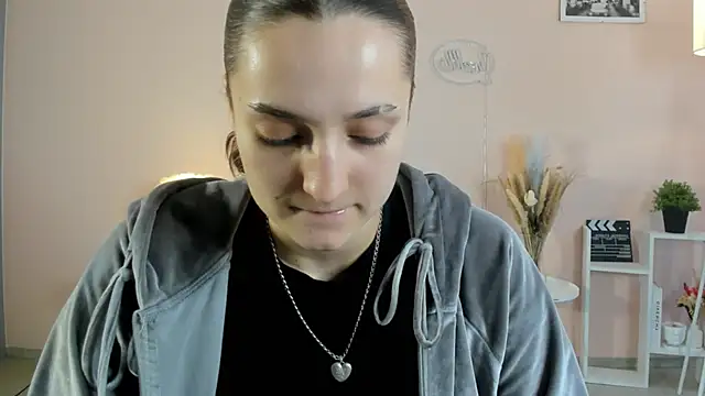 ShelieThetford online show from December 5, 2025, 10:13 am