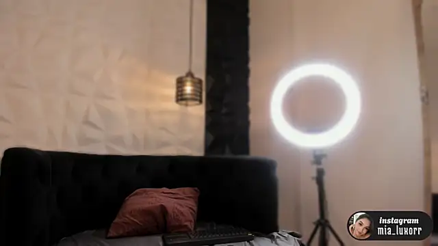 Mia Luxor online show from February 22, 2026, 11:53 am