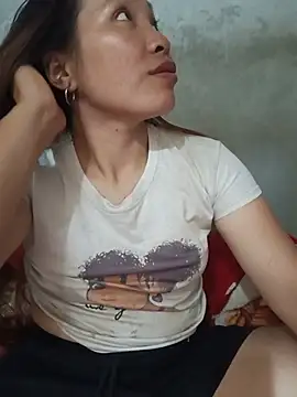 Snapshot of Evelyn-n chatting on July 20, 2026, 6:28 am Evelyn-n online show from July 20, 2026, 6:28 am