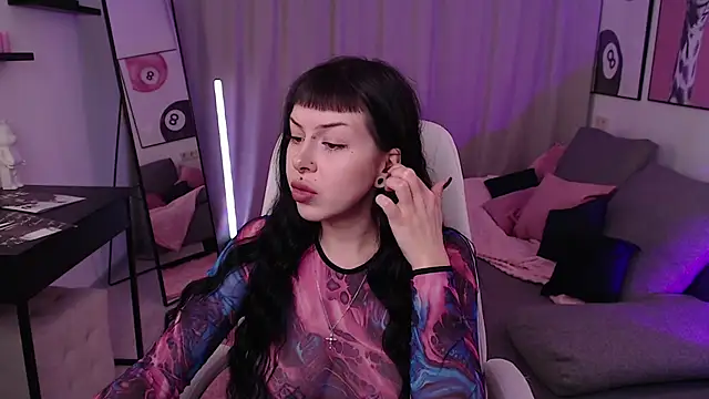 Eliza Bennet online show from December 2, 2025, 7:36 am