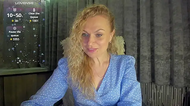 Snapshot of LanaLight_x chatting on May 27, 2026, 7:44 pm LanaLight x online show from May 27, 2026, 7:44 pm