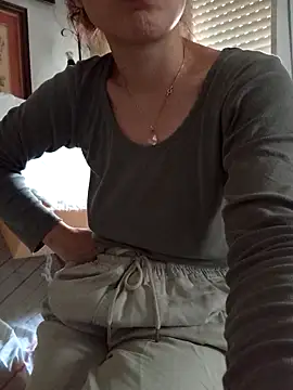 gatitachula93 online show from April 22, 2026, 6:42 pm