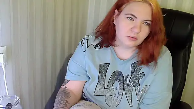 LisaLeon online show from December 4, 2025, 1:42 pm