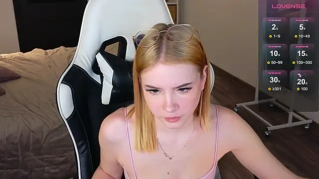 shinyluna1 online show from December 4, 2025, 3:38 am