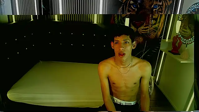 AleJines   online show from December 3, 2025, 2:52 am