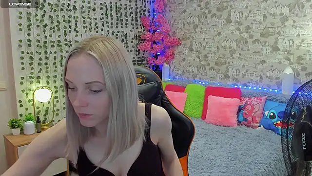 Snapshot of Gina_Gina_love chatting on May 18, 2026, 4:29 am Gina Gina love online show from May 18, 2026, 4:29 am
