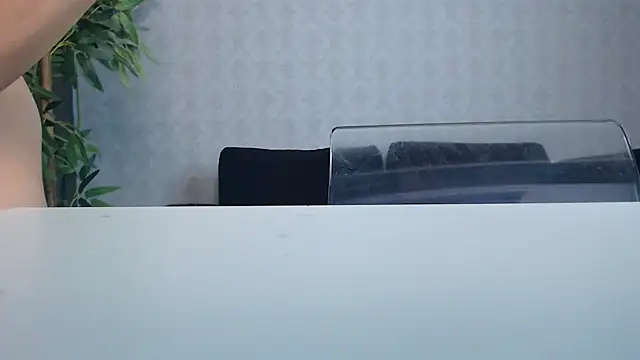 SilviaVanda online show from December 23, 2025, 7:17 am