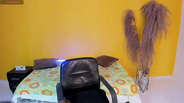 TiffanyHoustton online show from April 21, 2026, 1:28 pm