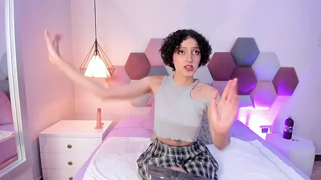 LyraVendrell online show from March 3, 2026, 12:39 am