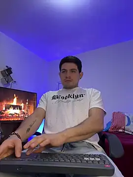 williamsmiiths16 online show from April 23, 2026, 11:53 am