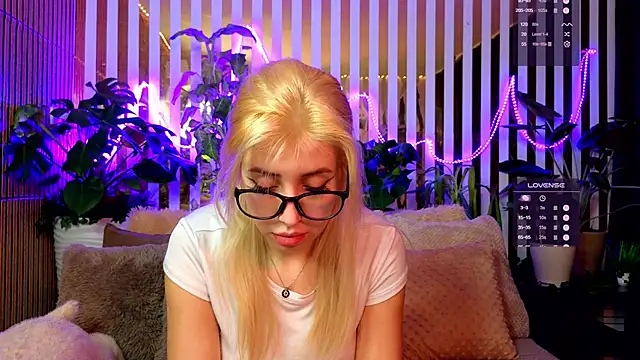 Snapshot of FlowweerGirl chatting on December 16, 2025, 9:31 pm FlowweerGirl online show from December 16, 2025, 9:31 pm