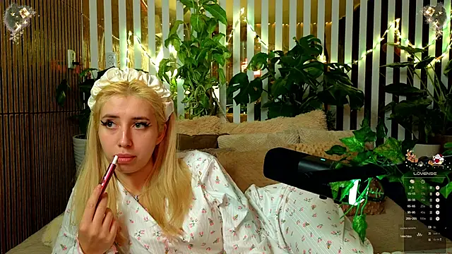 Snapshot of FlowweerGirl chatting on December 21, 2025, 11:12 pm FlowweerGirl online show from December 21, 2025, 11:12 pm