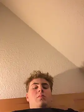 hannes256102 online show from May 17, 2026, 2:53 am