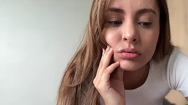 miaferrer777 online show from April 19, 2026, 8:11 pm