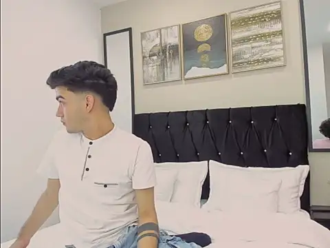 Feiccer Thomson1 online show from December 4, 2025, 9:01 pm