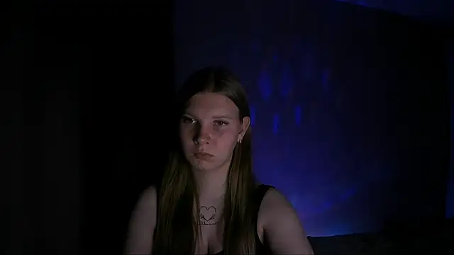 nelli lux  online show from December 4, 2025, 7:55 pm