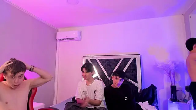 HotThreesoome online show from April 15, 2026, 2:51 am