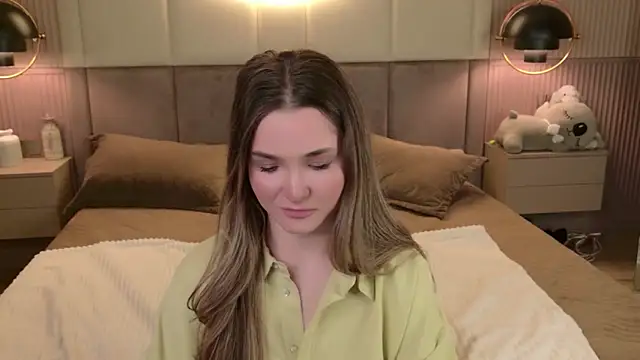 Lina Sinerz online show from April 15, 2026, 8:42 pm