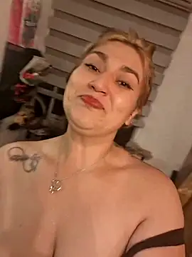 Magenta Moon online show from January 13, 2026, 11:43 pm