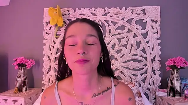 loraineblake online show from February 9, 2026, 1:04 pm