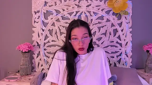 loraineblake online show from March 16, 2026, 1:04 pm