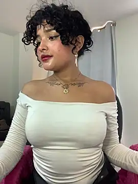 ladulcemary  online show from April 18, 2026, 7:58 pm