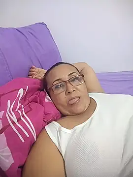 Nini Love  online show from April 12, 2026, 7:41 pm