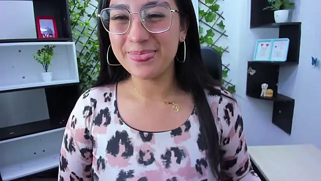 sophi hardd  online show from April 24, 2026, 2:52 pm