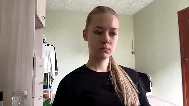 ZaidaSchwarten online show from April 19, 2026, 1:10 pm