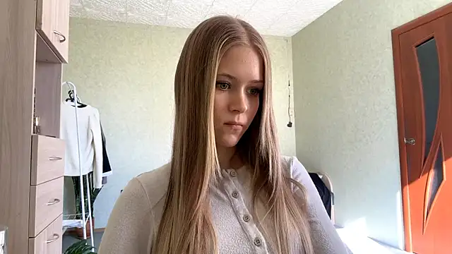 ZaidaSchwarten online show from April 22, 2026, 1:45 pm