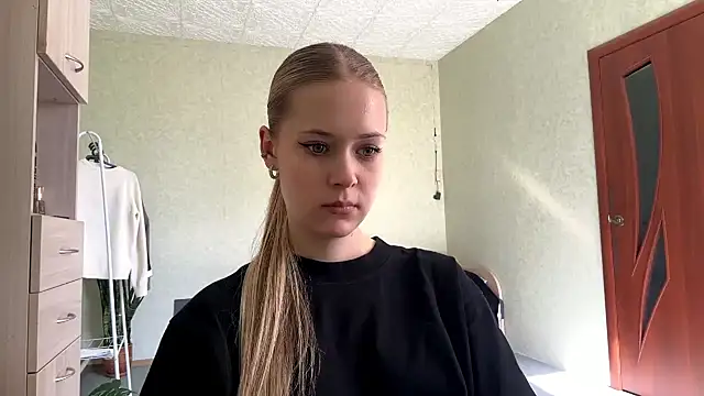 ZaidaSchwarten online show from April 24, 2026, 1:13 pm