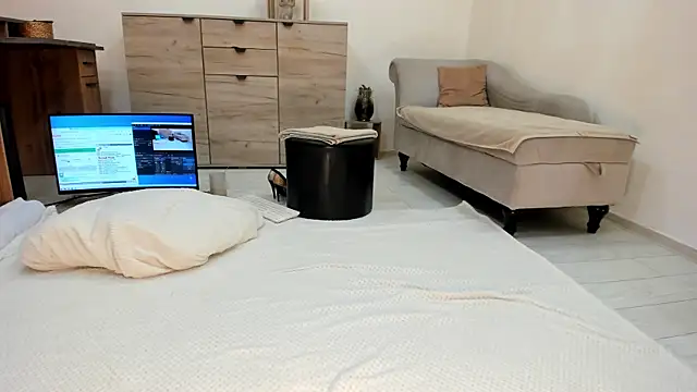 classy medea online show from April 21, 2026, 2:51 am