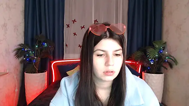 KisaModel online show from December 20, 2025, 1:18 pm