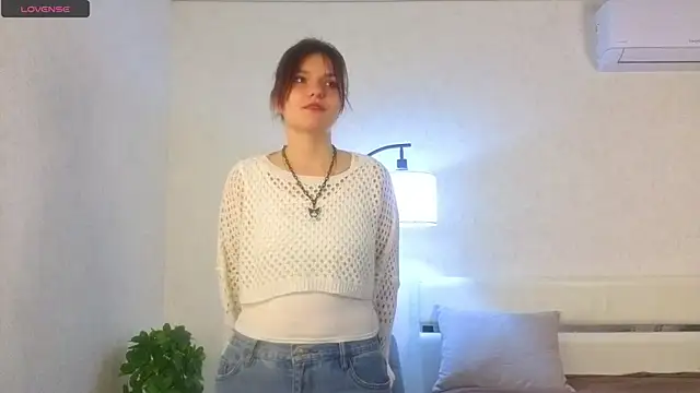 NyraVesperis online show from April 15, 2026, 6:09 am
