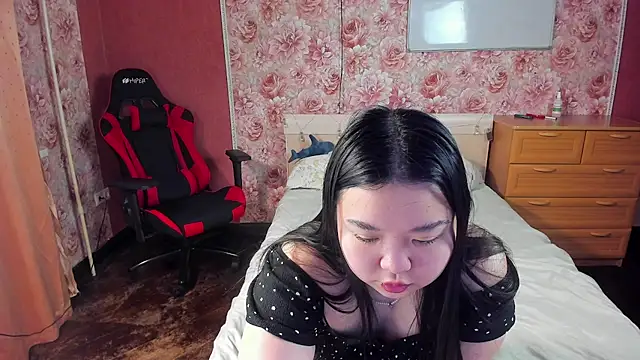 Snapshot of hungrybunny333 chatting on December 17, 2025, 10:10 am hungrybunny333 online show from December 17, 2025, 10:10 am