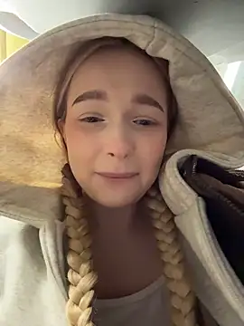 -teenytiny- online show from February 8, 2026, 4:54 pm