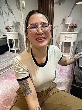 Annyhathatway online show from May 16, 2026, 12:07 am